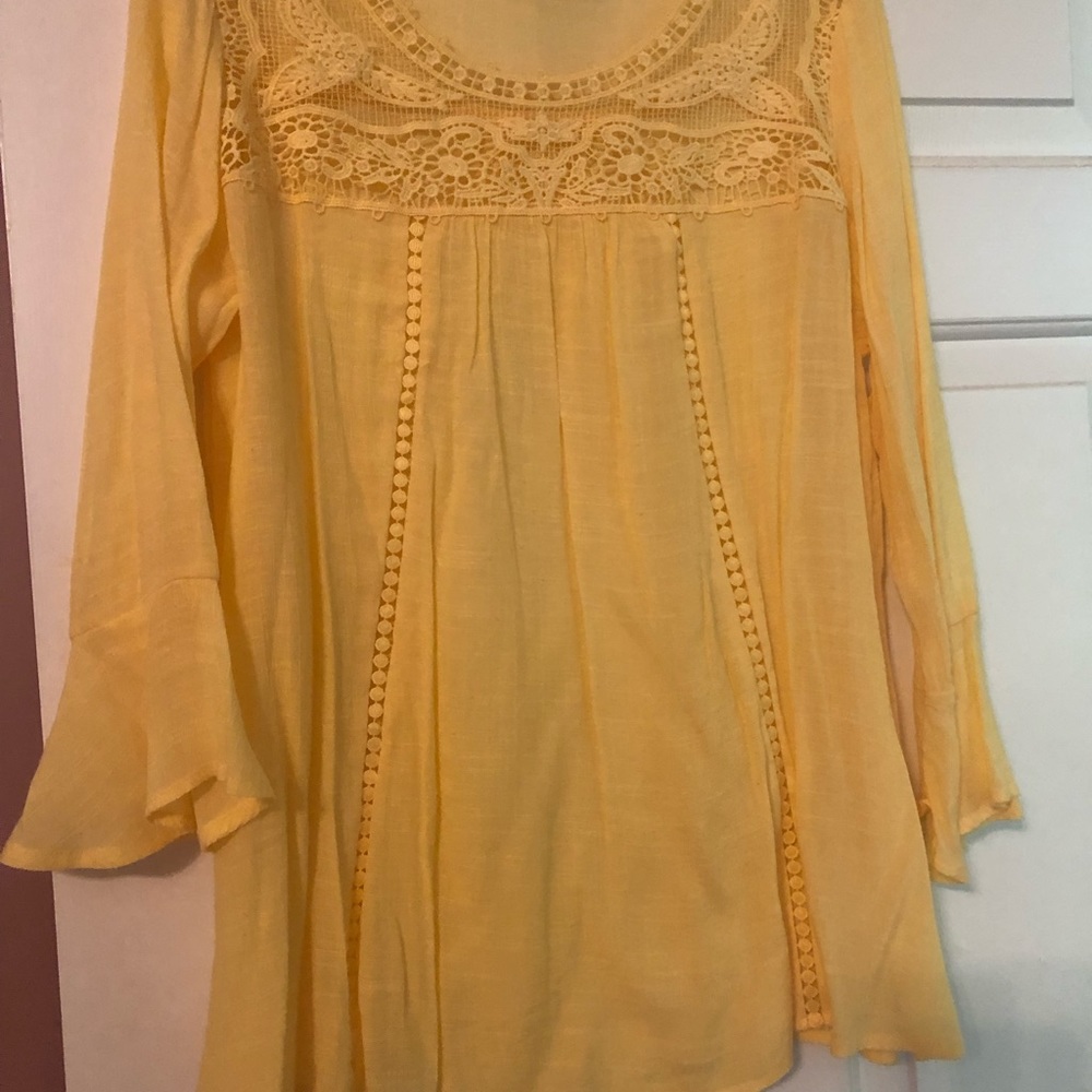 Women’s Yellow blouse!  Very cute!!